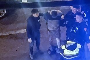 一警察在排球比赛球迷冲突中受伤，希腊宣布足球联赛闭门两个月